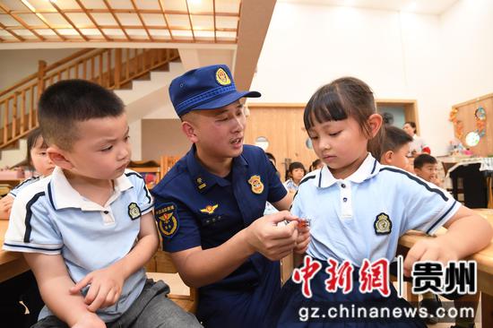 9月1日，在贵阳市南明实验幼儿园，消防员为小朋友们普及消防安全知识并发放消防卡通纪念品。
