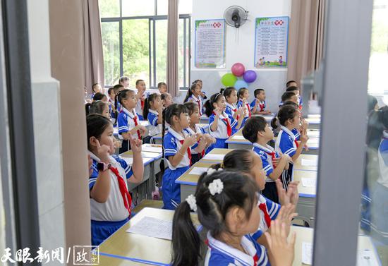 在榕江县古州镇第二小学,正在开展以“感恩”为主题的开学第一课。(图/潘德玉) 在榕江县古州镇第二小学,正在开展以“感恩”为主题的开学第一课。(图/潘德玉)