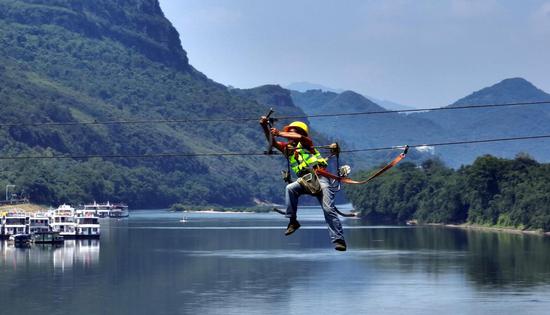 移动工作人员正在开展迁改工作。 移动工作人员正在开展迁改工作。