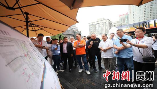 图为企业考察团认真了解宏安巷情况。陈飞宏摄