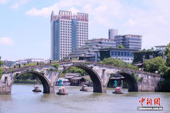 2025年8月，杭州拱宸桥一景。　林波 摄