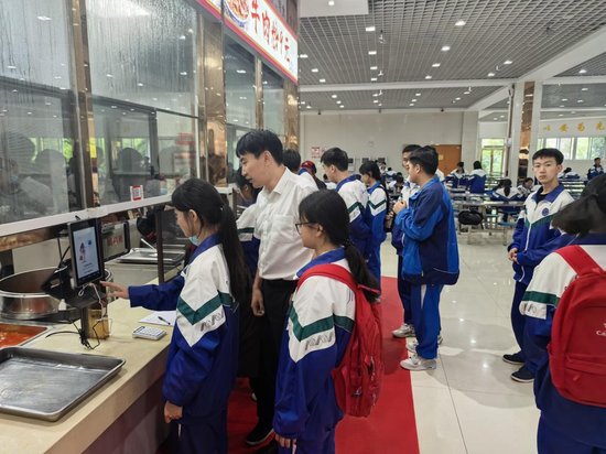 该行工作人员现场查看系统运行情况 该行工作人员现场查看系统运行情况