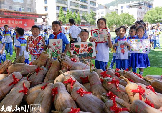 同学们通过绘画“感恩”主题作品,表达感恩之心。(图/潘德玉) 同学们通过绘画“感恩”主题作品,表达感恩之心。(图/潘德玉)