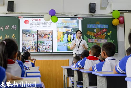 榕江县古州镇第二小学,老师带领同学们回顾一个个感人故事。(图/潘德玉) 榕江县古州镇第二小学,老师带领同学们回顾一个个感人故事。(图/潘德玉)