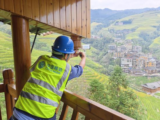 移动技术人员为龙脊梯田高清摄像头。 移动技术人员为龙脊梯田高清摄像头。