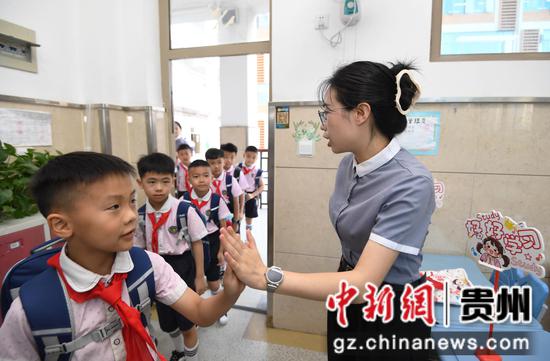 9月1日，在贵阳市南明区花果园第三小学，老师在班上迎接学生进班。