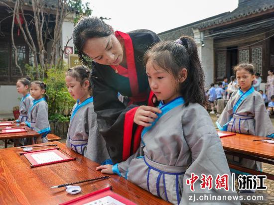 开蒙礼活动现场,学生正衣冠。吴拯 摄 开蒙礼活动现场,学生正衣冠。吴拯 摄