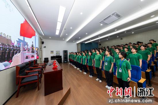 图为:诸暨市职教中心学生在收看大会的升旗仪式时,同唱国歌同燃奋斗志。中新社发 孟建青 摄