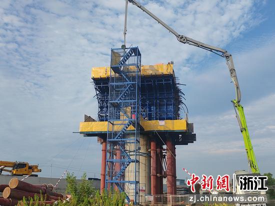 图为:海盐特大桥跨规划海盐大道连续梁0号块浇筑完成。中新社发 中铁七局 供图