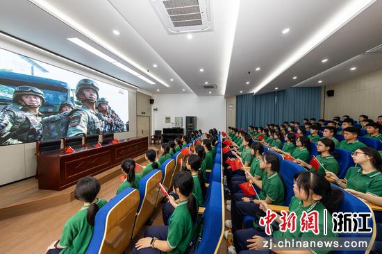 图为:浙江绍兴,诸暨市职教中心学生在收看阅兵式。中新社发 孟建青 摄