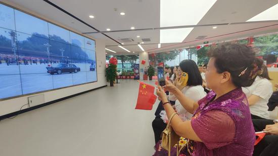 南宁市民聚集到移动营业厅观看九三阅兵。广西移动 供图 南宁市民聚集到移动营业厅观看九三阅兵。广西移动 供图