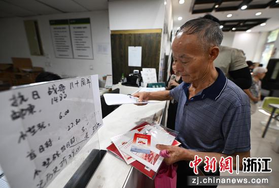 图为:市民购买纪念邮票。中新社记者 王刚 摄