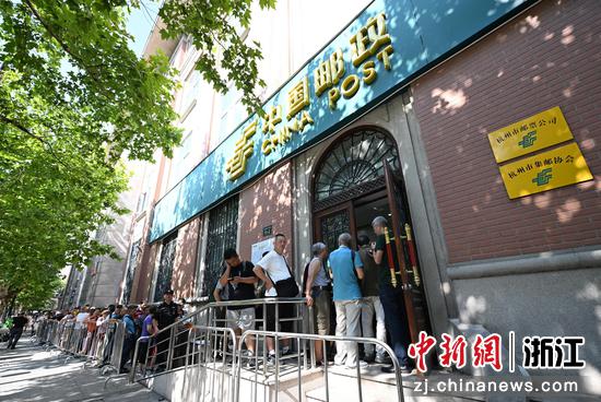 图为:市民排队购买纪念邮票。中新社记者 王刚 摄 图为:市民排队购买纪念邮票。中新社记者 王刚 摄