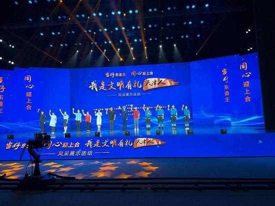 图 3 风采展示活动现场,建行劳动模范代表展现银行从业者良好精神面貌 图 3 风采展示活动现场,建行劳动模范代表展现银行从业者良好精神面貌