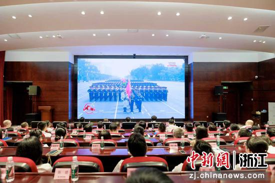 农行温州分行组织观看九三阅兵。&nbsp;农行温州分行&nbsp;供图