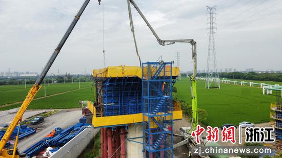 图为:海盐特大桥跨规划海盐大道连续梁0号块浇筑完成。中新社发 中铁七局 供图