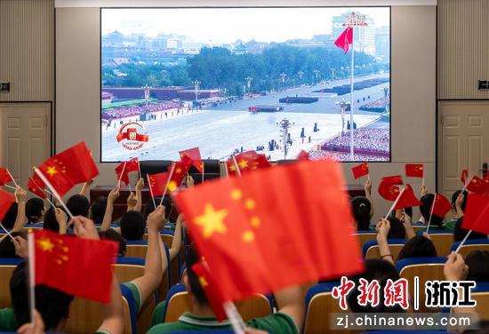 图为:浙江绍兴,诸暨市职教中心组织近3300名在校生收看纪念中国人民抗日战争暨世界反法西斯战争胜利80周年大会及阅兵式。中新社发 孟建青 摄