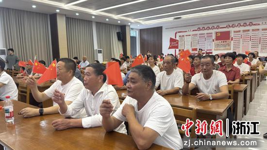 图为:浙江杭州,受降村的村民观看阅兵式。中新社发 童林珏 摄