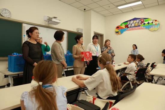 图 1 建行天津市分行与来自哈萨克斯坦的小朋友亲切互动 图 1 建行天津市分行与来自哈萨克斯坦的小朋友亲切互动