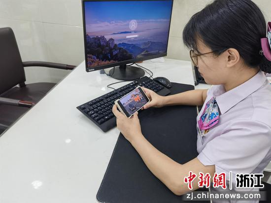 农行温州分行工作人员收看九三阅兵直播。&nbsp;农行温州分行&nbsp;供图