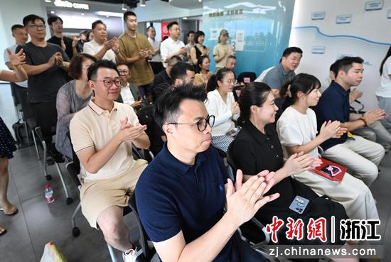 图为:浙江杭州,港澳青年等在湖滨商圈观看阅兵并热烈鼓掌。中新社记者 王刚 摄