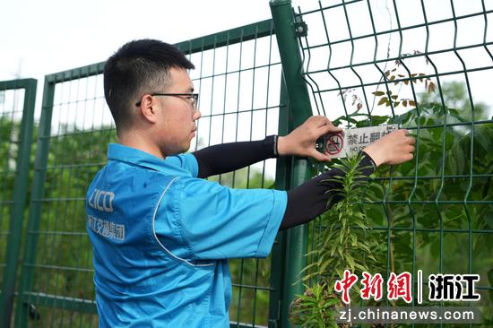 铁路保护巡查员查看保护区标识牌。浙江轨道集团 供图 铁路保护巡查员查看保护区标识牌。浙江轨道集团 供图