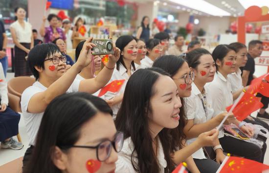 南宁市民聚集到移动营业厅观看九三阅兵。广西移动 供图 南宁市民聚集到移动营业厅观看九三阅兵。广西移动 供图