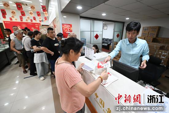 图为:市民排队购买纪念邮票。中新社记者 王刚 摄