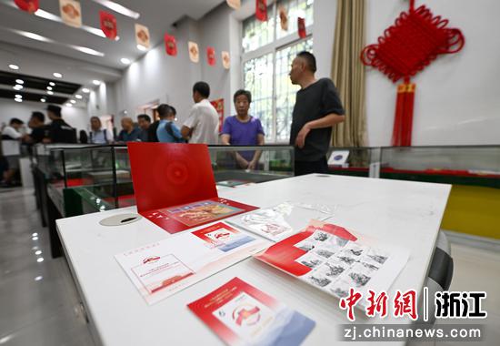 图为:市民排队购买纪念邮票。中新社记者 王刚 摄