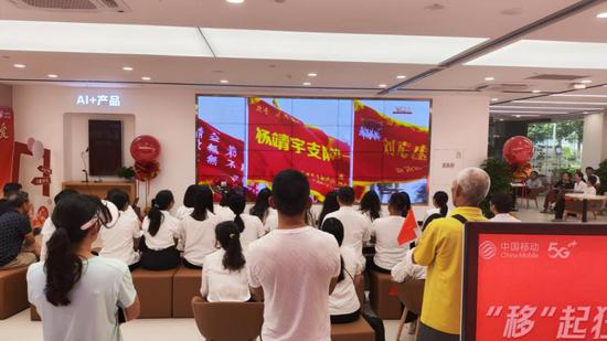 南宁市民在移动营业厅观看阅兵盛况。广西移动 供图 南宁市民在移动营业厅观看阅兵盛况。广西移动 供图