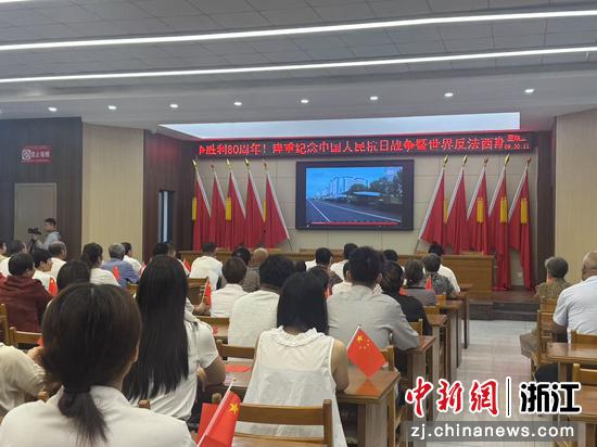 图为:浙江杭州,受降村的村民观看阅兵式。中新社发 童林珏 摄