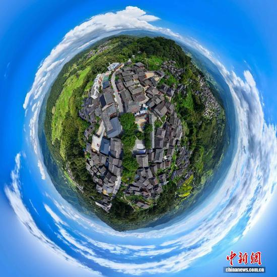 9月3日，从江县丙妹镇岜沙苗寨的村民在晾晒稻谷。(无人机合成照片)吴德军 摄