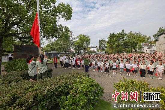 300余名师生与党员代表齐声高唱国歌。煤山镇供图 300余名师生与党员代表齐声高唱国歌。煤山镇供图