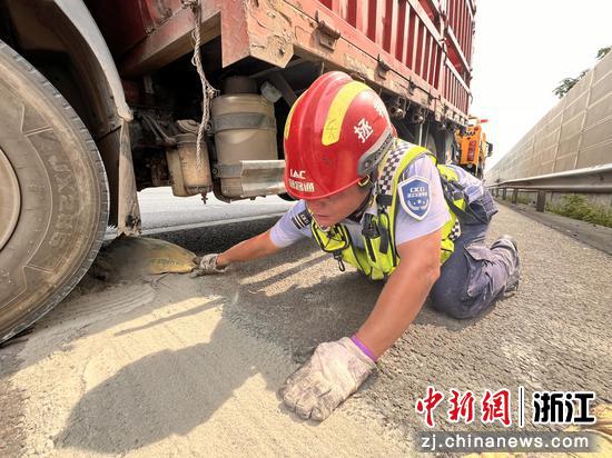 萧山拯救大队队员开展施救作业。浙江交通集团高速公路杭州南管理中心 供图 萧山拯救大队队员开展施救作业。浙江交通集团高速公路杭州南管理中心 供图