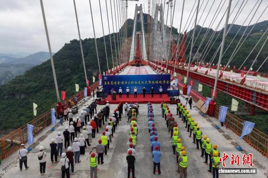 图为合龙仪式现场。　段彪 摄