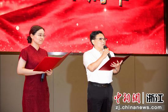 图为朗诵《梅轮之歌》表演现场。中新社发 应静 摄