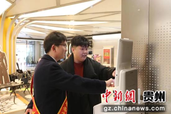 太平路“企业之家”工作人员正在为企业代表讲解业务办理流程。图源云岩区融媒体中心