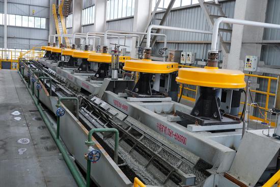 项目生产车间机器正在运转。沈建华 摄