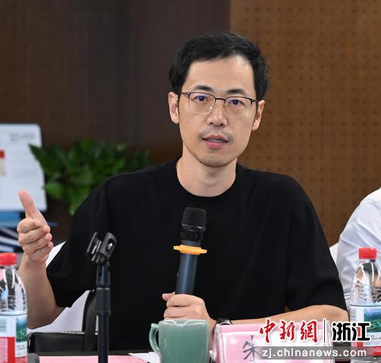 新时代、新生代、新浙商座谈会现场，美象信息科技有限公司董事长朱仁发言。王刚 摄