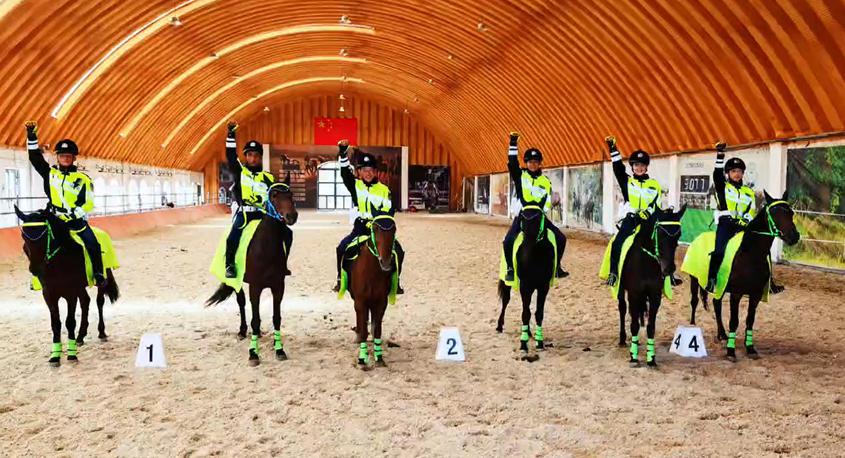 阿勒泰公安骑警用速度和温度守护人民群众的安宁