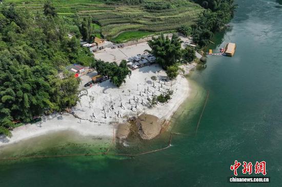 贵州黔西南布依族苗族自治州安龙县万峰湖镇坝盘村新面貌。瞿宏伦 摄。 贵州黔西南布依族苗族自治州安龙县万峰湖镇坝盘村新面貌。瞿宏伦 摄。