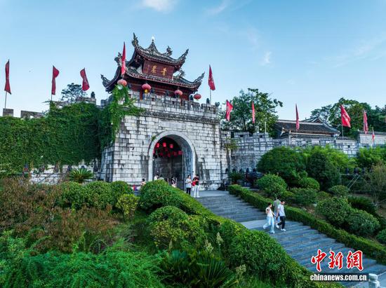 9月3日，航拍游客在贵阳青岩古镇北门游玩。（无人机照片）