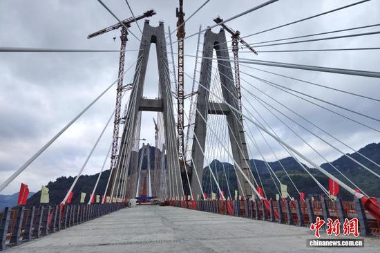 图为合龙仪式现场。　段彪 摄