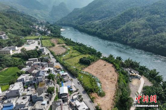 贵州黔西南布依族苗族自治州安龙县万峰湖镇坝盘村新面貌。瞿宏伦 摄。 贵州黔西南布依族苗族自治州安龙县万峰湖镇坝盘村新面貌。瞿宏伦 摄。