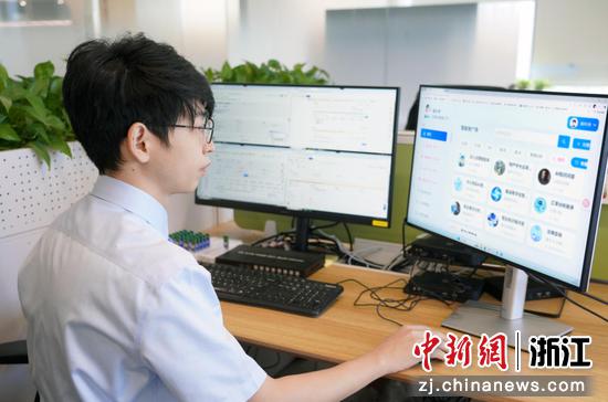 业务员王鹏举正操作系统，4名“AI订单管理员”不间断处理订单。物产中大供图