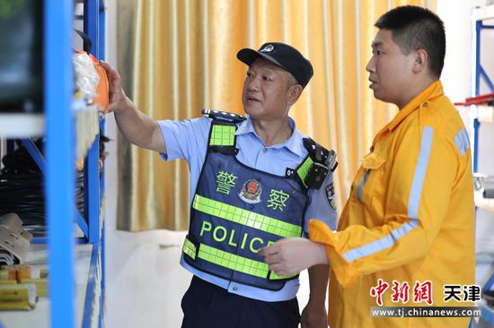 图为北京铁路公安局天津公安处线路民警深入铁路单位内部开展安全检查。（北京铁路公安局天津公安处供图）