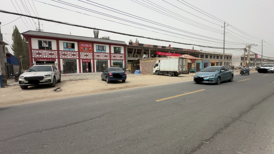 道路上车流往来,新旧交替间满是发展生机。