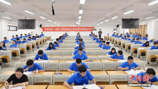 图为理论考试现场。胡大方 摄