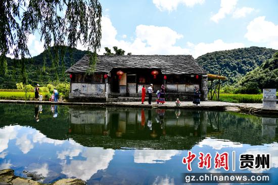 游客在安顺市西秀区鲍家屯古水利设施水碾坊参观。潘希来 摄 游客在安顺市西秀区鲍家屯古水利设施水碾坊参观。潘希来 摄