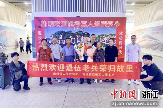 退伍老兵荣归故里,与家属合影。沈勇强 摄 退伍老兵荣归故里,与家属合影。沈勇强 摄